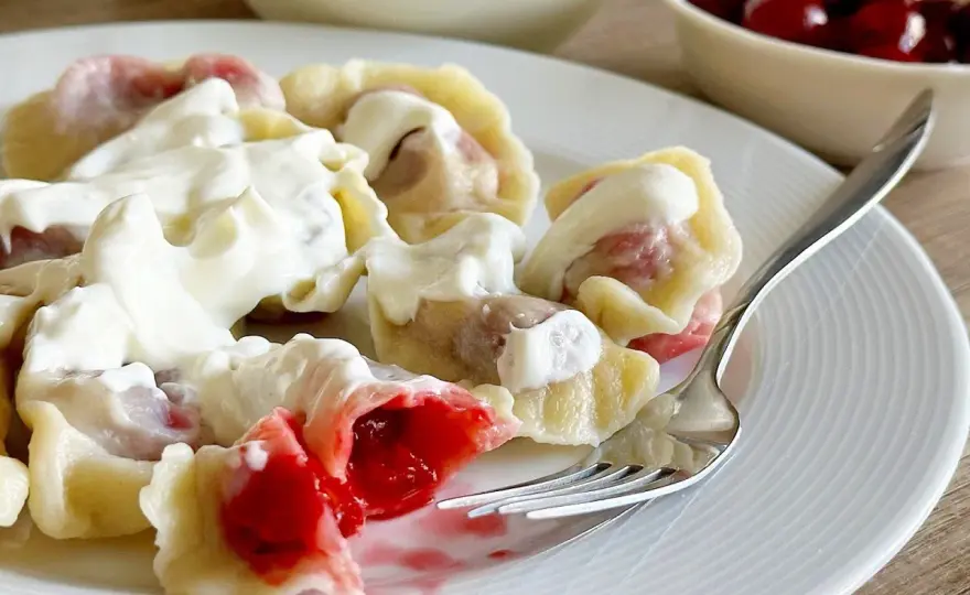 Pierogi z wiśniami - sprawdzony przepis i najlepsze dodatki