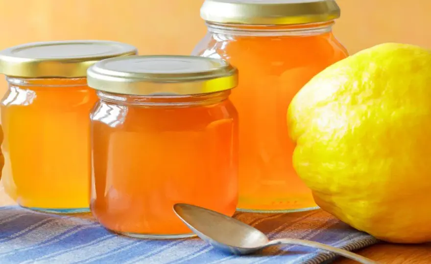 Syrop z pigwy - przepis bez gotowania i sekrety smaku
