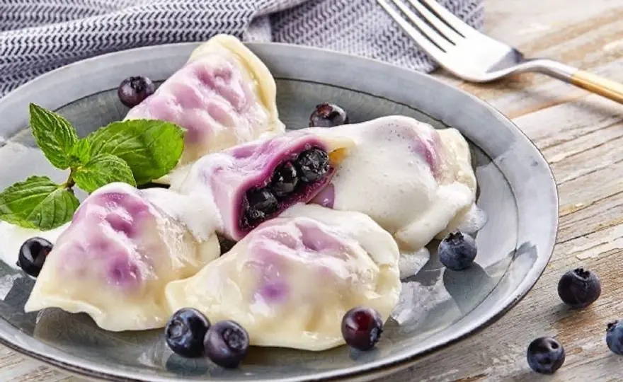 Pierogi z jagodami - jak zrobić miękkie ciasto i soczysty farsz