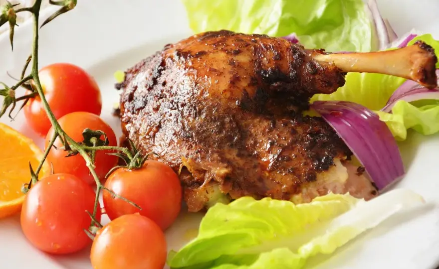 Pieczona kaczka z jabłkami - domowy przepis na chrupiącą skórkę