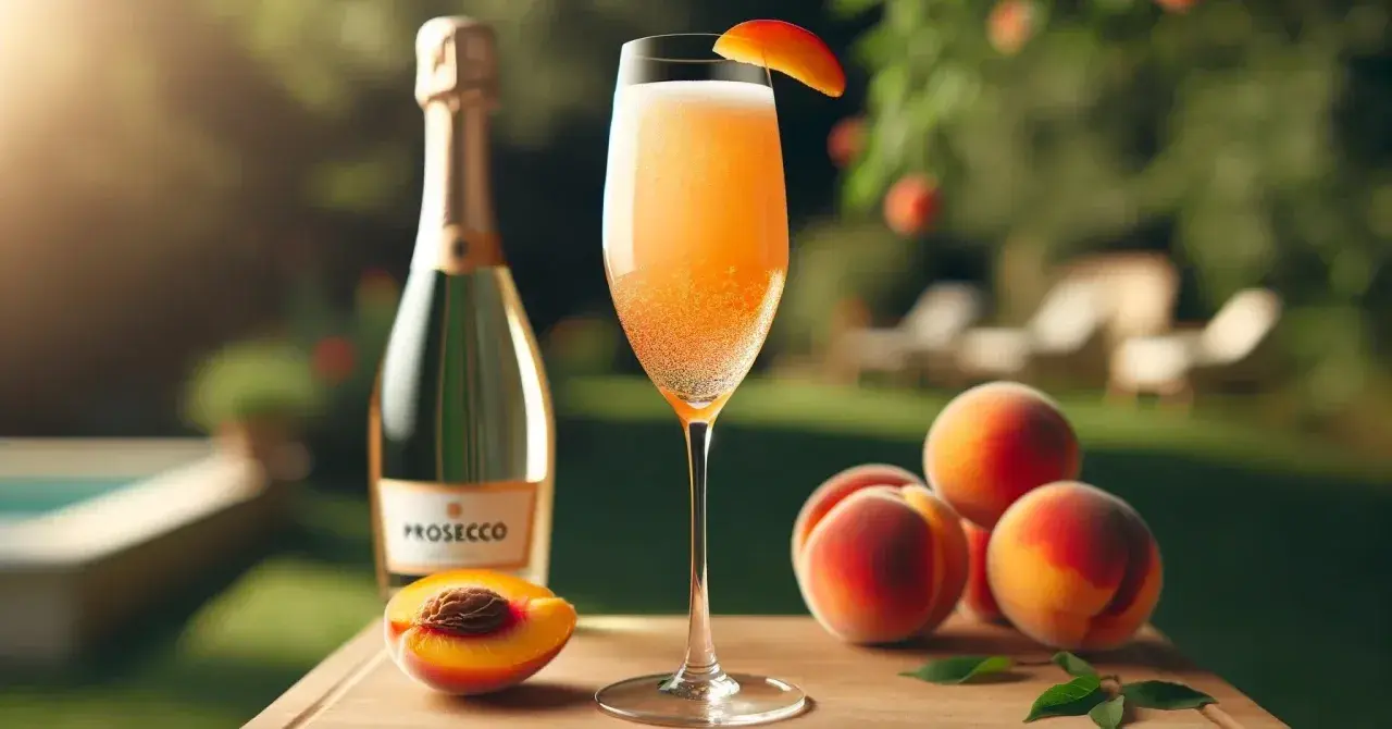 Orzeźwiający Bellini z prosecco, brzoskwiniami i butelką prosecco na drewnianej desce, w letnim ogrodzie.