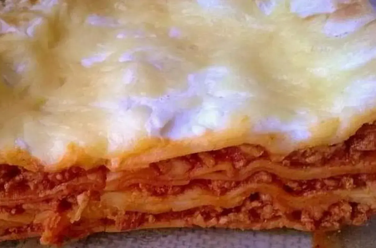 Pyszna lasagne, którą przygotowała Ania. Warstwy makaronu, sosu mięsnego i ciągnącego się sera.