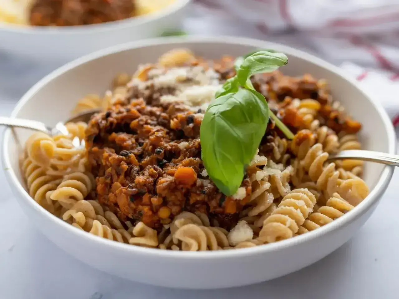 Pyszny makaron fusilli z sosem bolognese z soczewicy. Idealne przepisy na szybki obiad.
