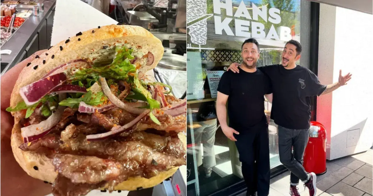 Pyszny kebab z wołowiną, warzywami i sosem, który może być najdroższym kebabem w Polsce. Dwóch mężczyzn pozuje przed lokalem "Hans Kebab".