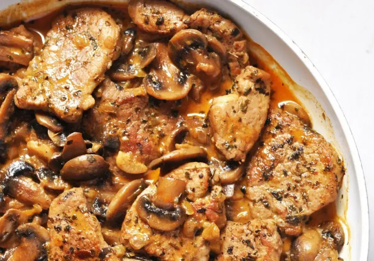 Soczyste polędwiczki w miodzie z piekarnika, duszone z pieczarkami w aromatycznym sosie. Pyszne danie gotowe do podania.