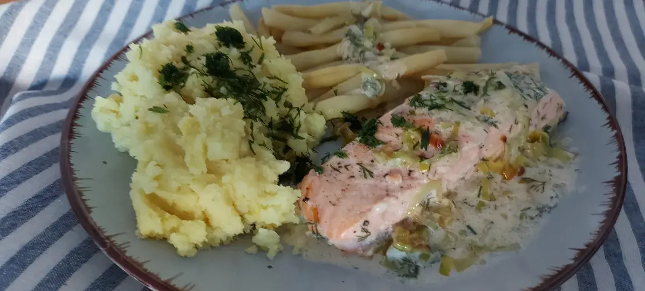 Łosoś w sosie porowym z piekarnika, podany z puree ziemniaczanym i fasolką szparagową. Pyszny obiad gotowy!