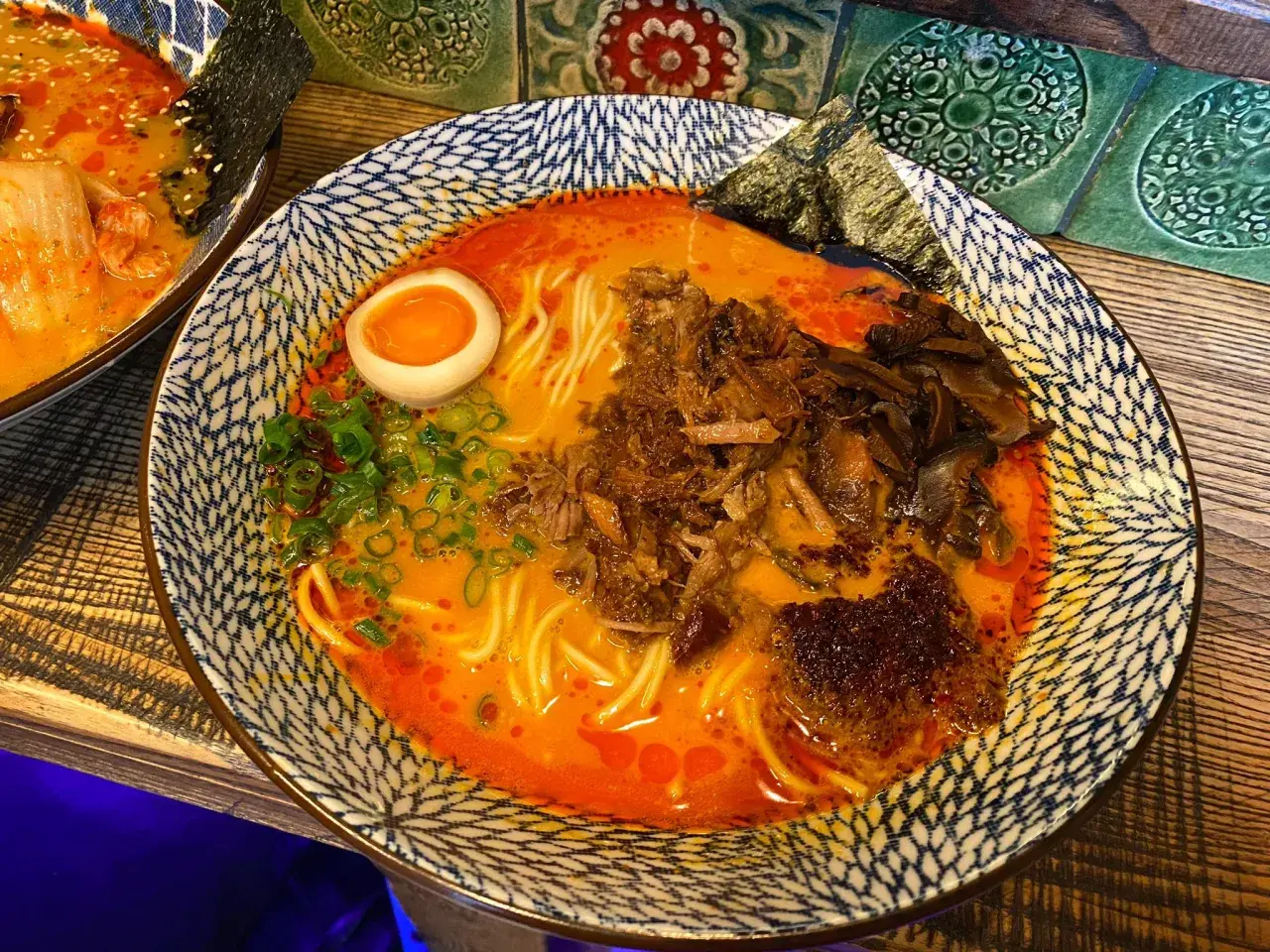 Aksamitny bulion, makaron, jajko i mięso – to musi być najlepszy ramen w Warszawie.