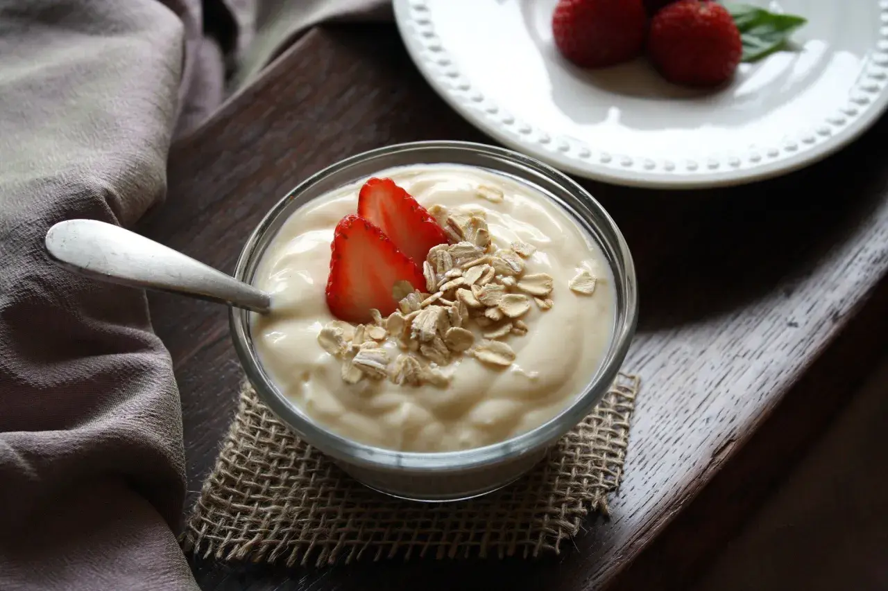 Domowy jogurt z truskawkami i płatkami owsianymi. Prosty przepis, jak zrobić jogurt, który zachwyci smakiem.