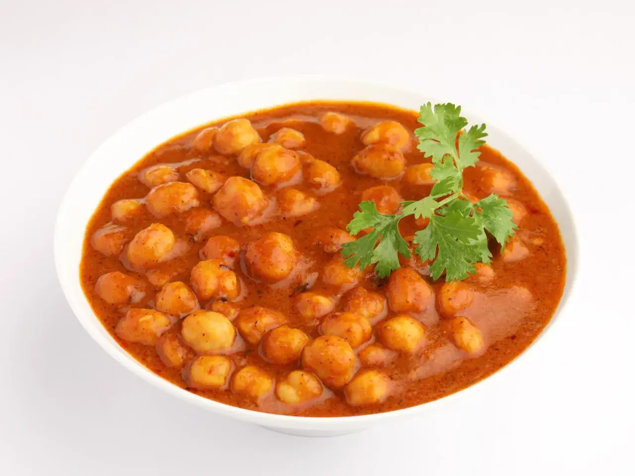 Miseczka chana masala, aromatycznych ciecierzycy w sosie pomidorowym, idealna na jesienne dania.