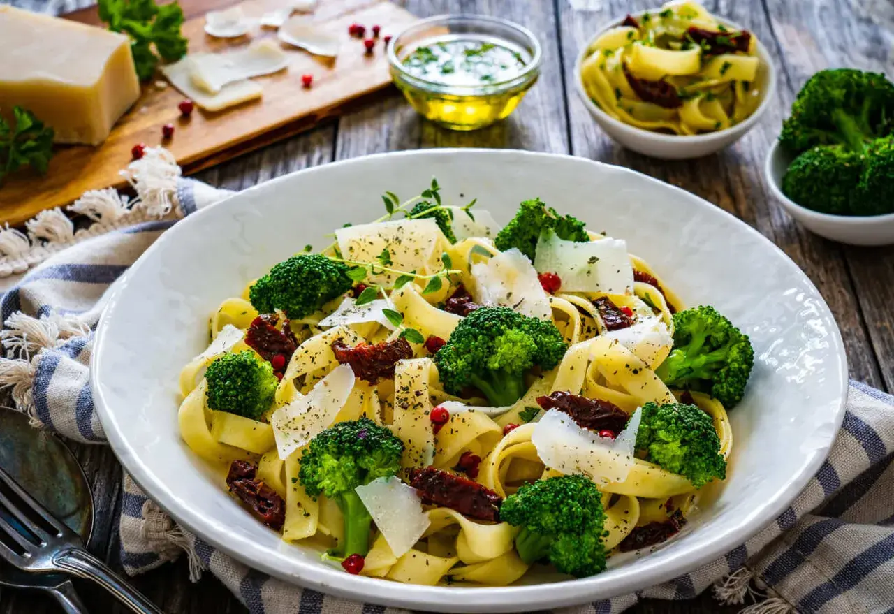 Pyszne tagliatelle z brokułami, suszonymi pomidorami i parmezanem. Idealne na szybkie i zdrowe **brokuł przepisy**.