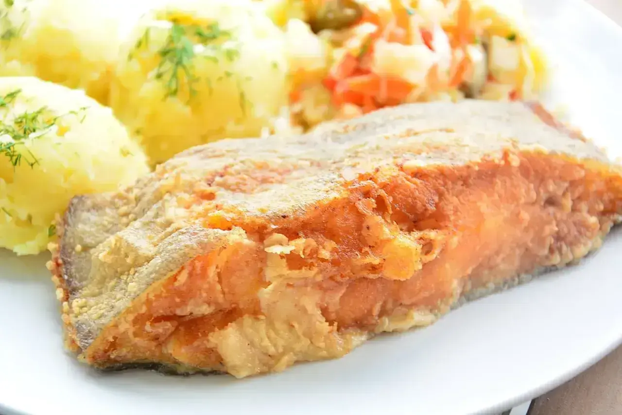 Chrupiący halibut smażony, podany z ziemniakami i surówką. Pyszny obiad gotowy!