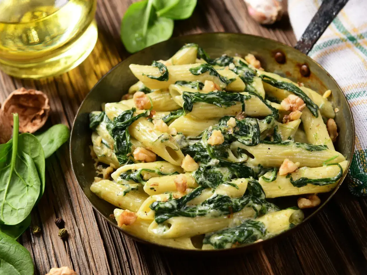 Penne z kremowym sosem szpinakowym i orzechami włoskimi. Idealny szpinak przepis na szybki obiad.