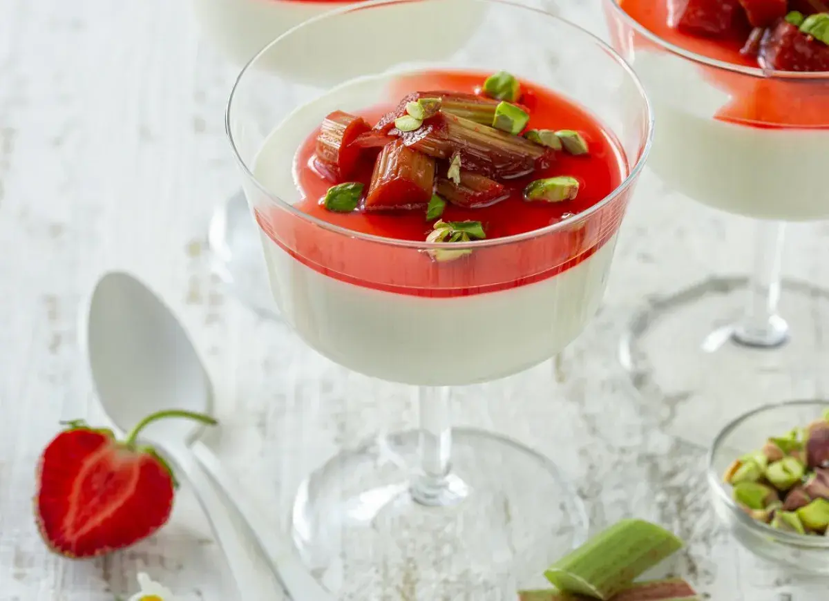 Panna cotta z rabarbarem i pistacjami. Idealny deser, gdy zastanawiasz się, co zrobić z rabarbaru.