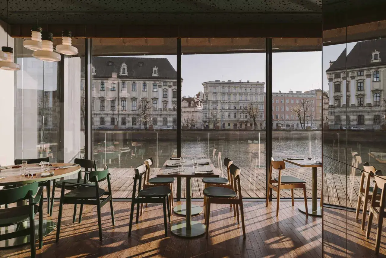 Nowoczesne wnętrze z widokiem na Odrę i zabytkową architekturę. Idealne miejsce na romantyczną kolację w jednej z klimatycznych restauracji Wrocławia.