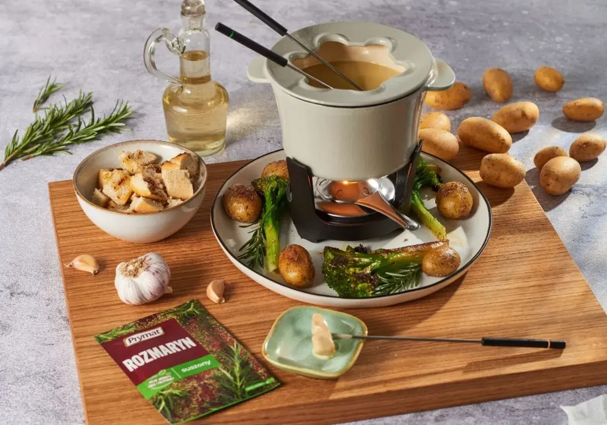 Pyszne fondue serowe z ziemniaczkami, brokułami i grzankami. Idealne na chłodne wieczory.