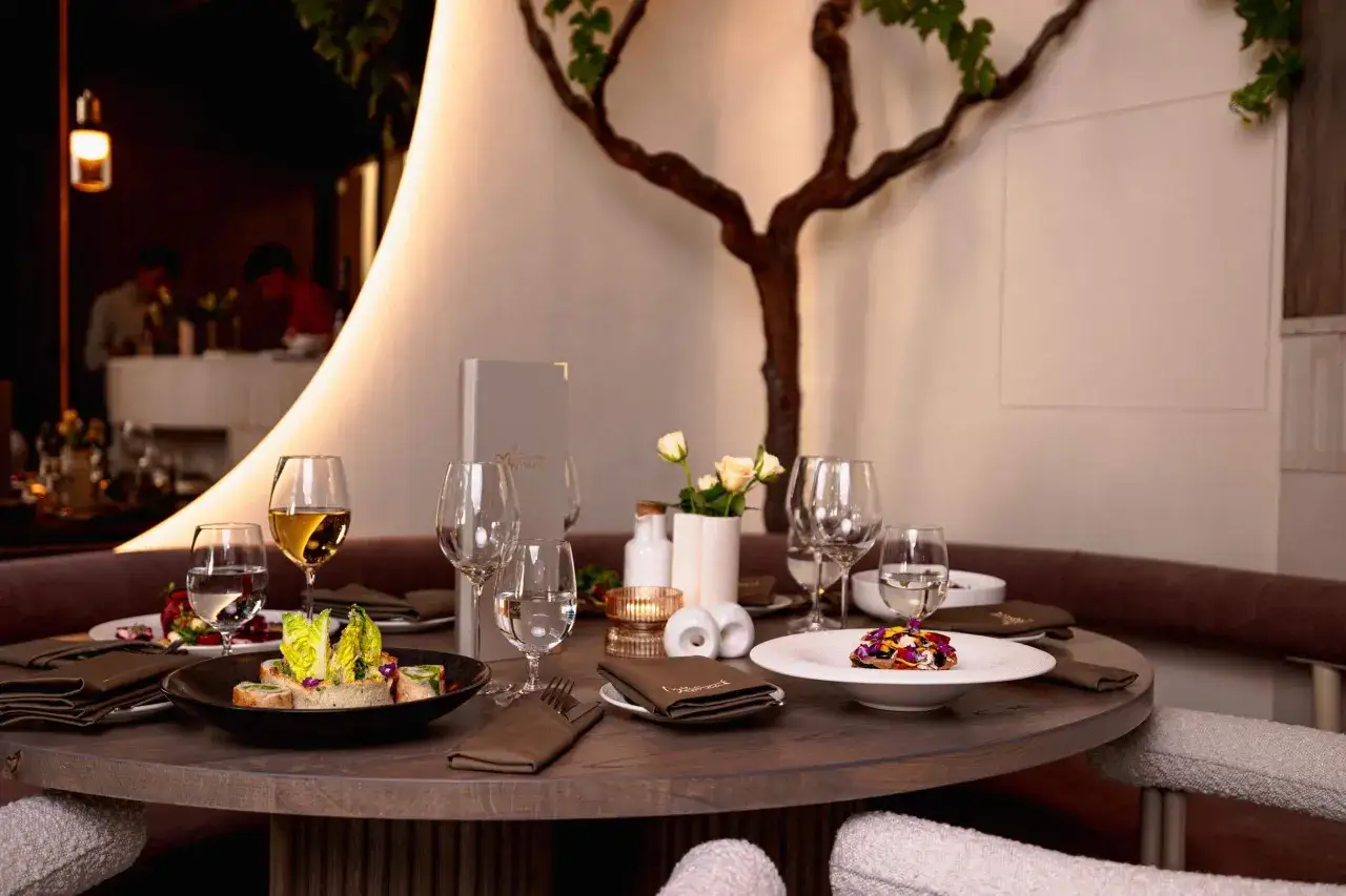 Elegancko nakryty stół w restauracji, idealny na kolację. Odkryj 10 najlepszych restauracji w Kielcach.