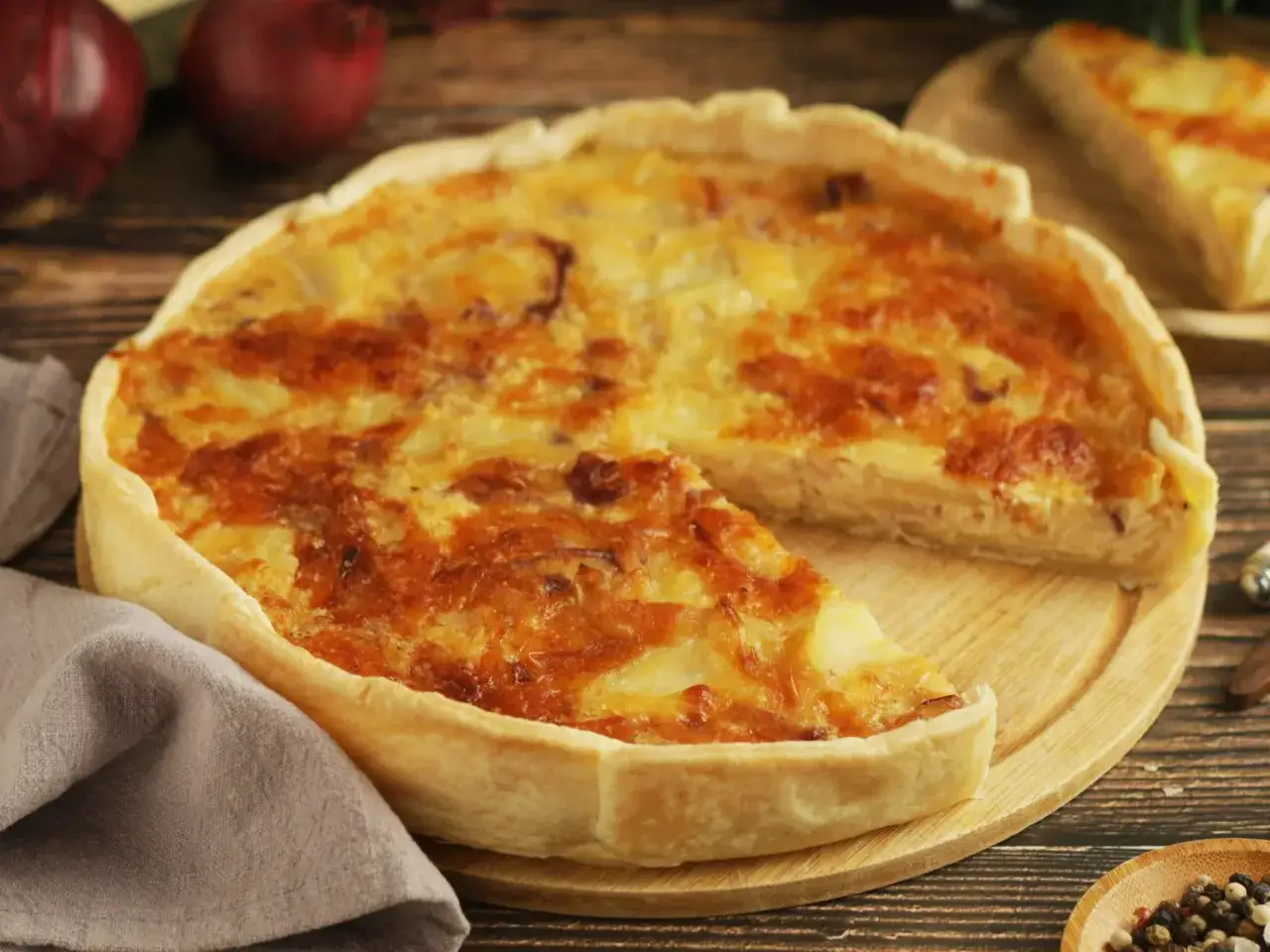 Złocista tarta cebulowa z chrupiącym ciastem i aromatycznym nadzieniem, idealna na każdą okazję.