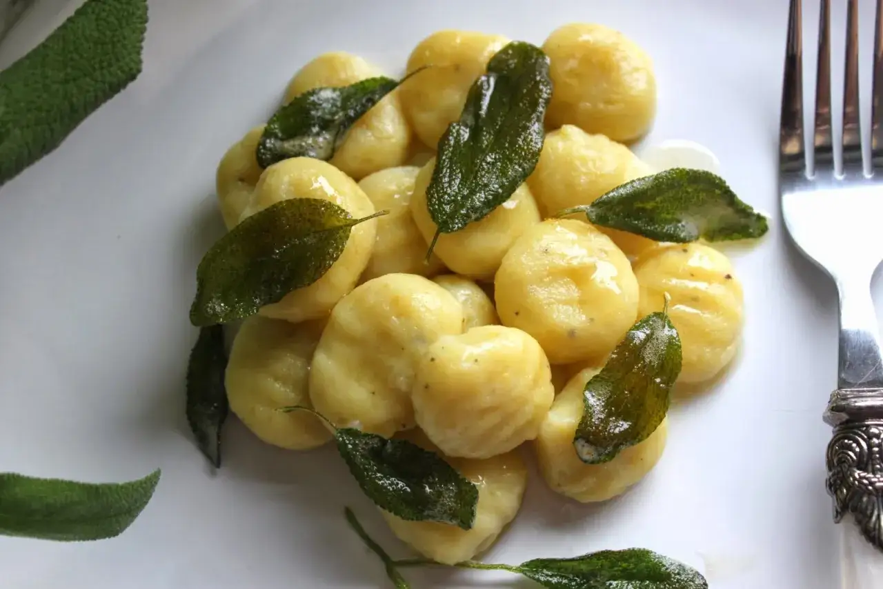 Pyszne gnocchi szpinakowe z liśćmi szałwii, polane masłem. Idealne na szybki obiad.