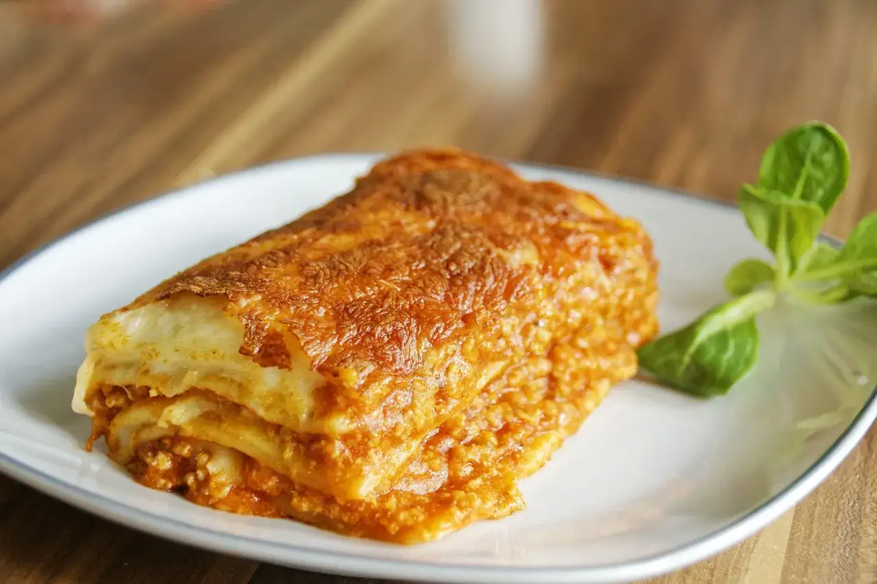 Pyszna lasagne Ani gotuje się w piekarniku, aż ser się zarumieni. Idealna porcja na obiad.