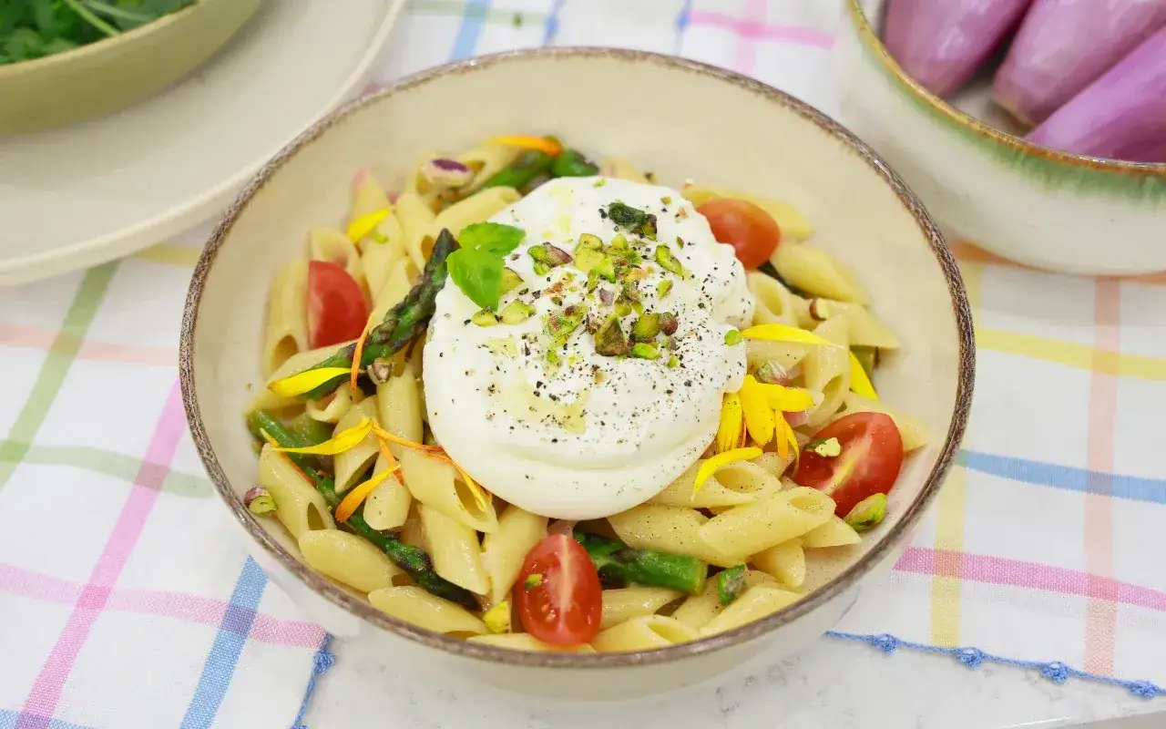 Penne z burratą, szparagami i pomidorkami koktajlowymi. Letni makaron pełen smaku i kolorów.