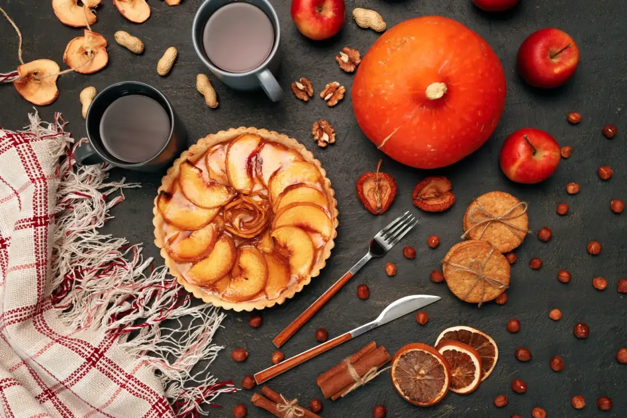 Jesienne dania: jabłecznik, dynia, jabłka, suszone owoce, orzechy i gorące napoje tworzą przytulną atmosferę.