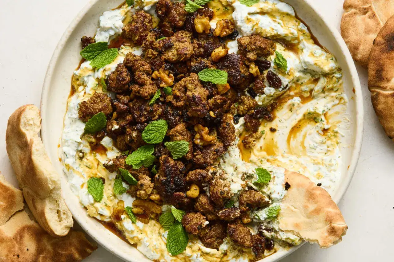 Pyszny dip z mielonego mięsa, orzechów i rodzynek na jogurtowym sosie, z miętą i chlebkiem pita. Czy kebab jest zdrowy? Ten wygląda apetycznie!