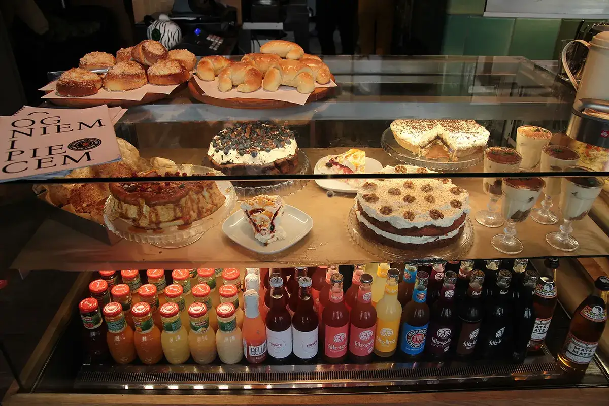 Słodkości z Pizzerii Ogniem i Piecem: ciasta, desery i napoje. Menu kusi bogactwem smaków.