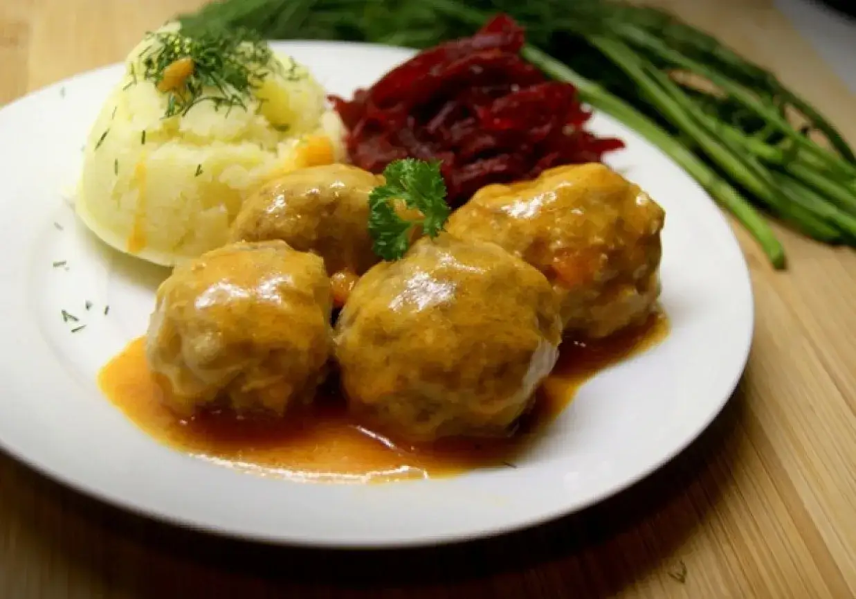 Pyszne klopsiki w sosie, idealne do ziemniaków i buraczków. Prosty meatballs przepis na obiad.