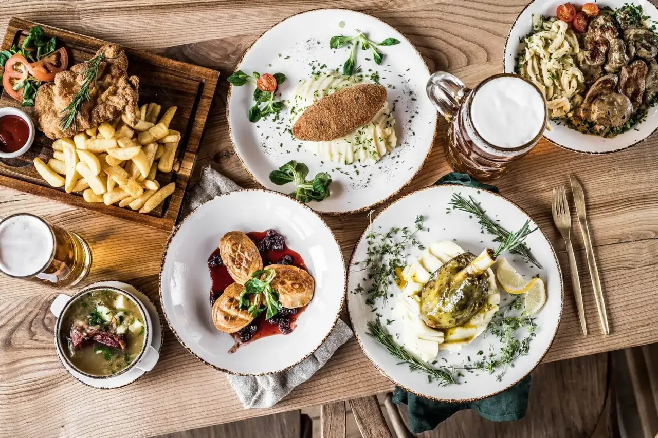 Góralski browar menu: schabowy z frytkami, kotlet, golonka, zupa i pierogi z jagodami. Pyszne dania i piwo.
