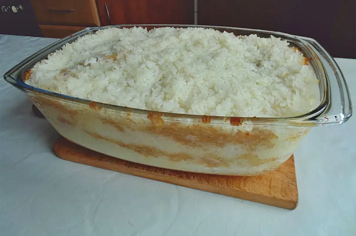 Ryż zapiekany z jabłkami Ewa Wachowicz w szklanej formie, gotowy do podania.