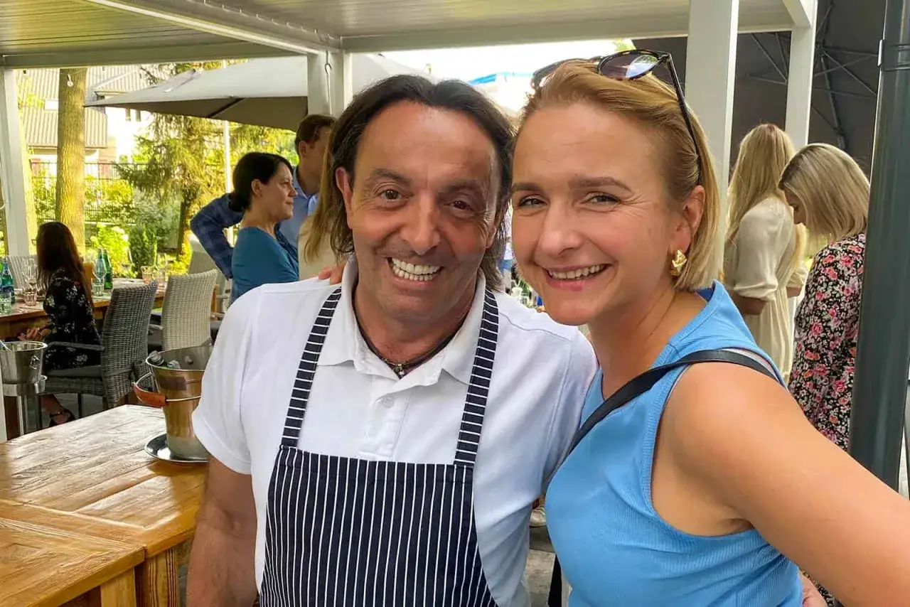 Uśmiechnięty Michel Moran w fartuchu i kobieta na tle ogrodu. Ile lat ma Michel Moran?
