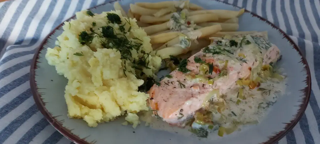 Łosoś w sosie porowym z piekarnika, podany z puree ziemniaczanym i fasolką szparagową.