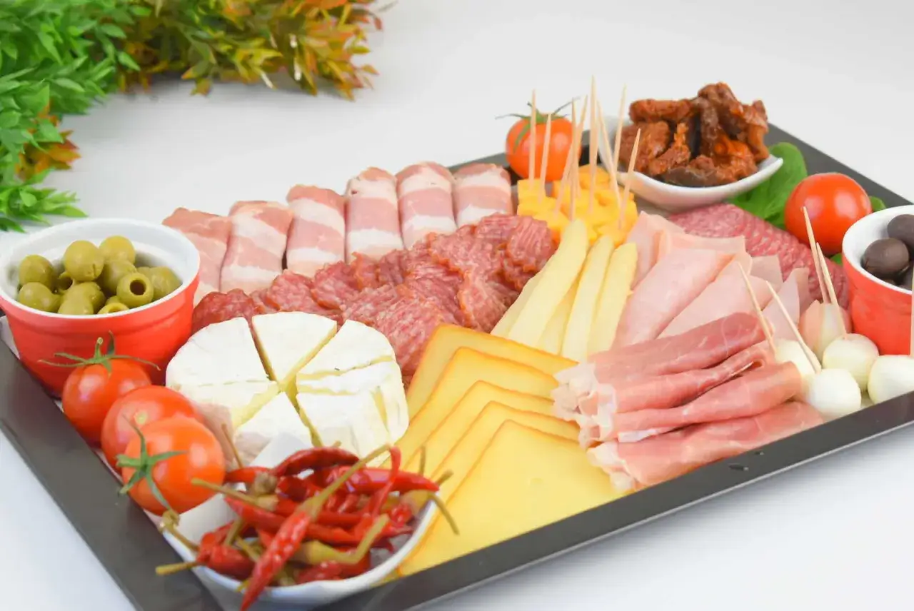 Talerz rozmaitości: wędliny, sery, oliwki, pomidorki, papryczki i camembert. Idealny na spotkanie z przyjaciółmi.