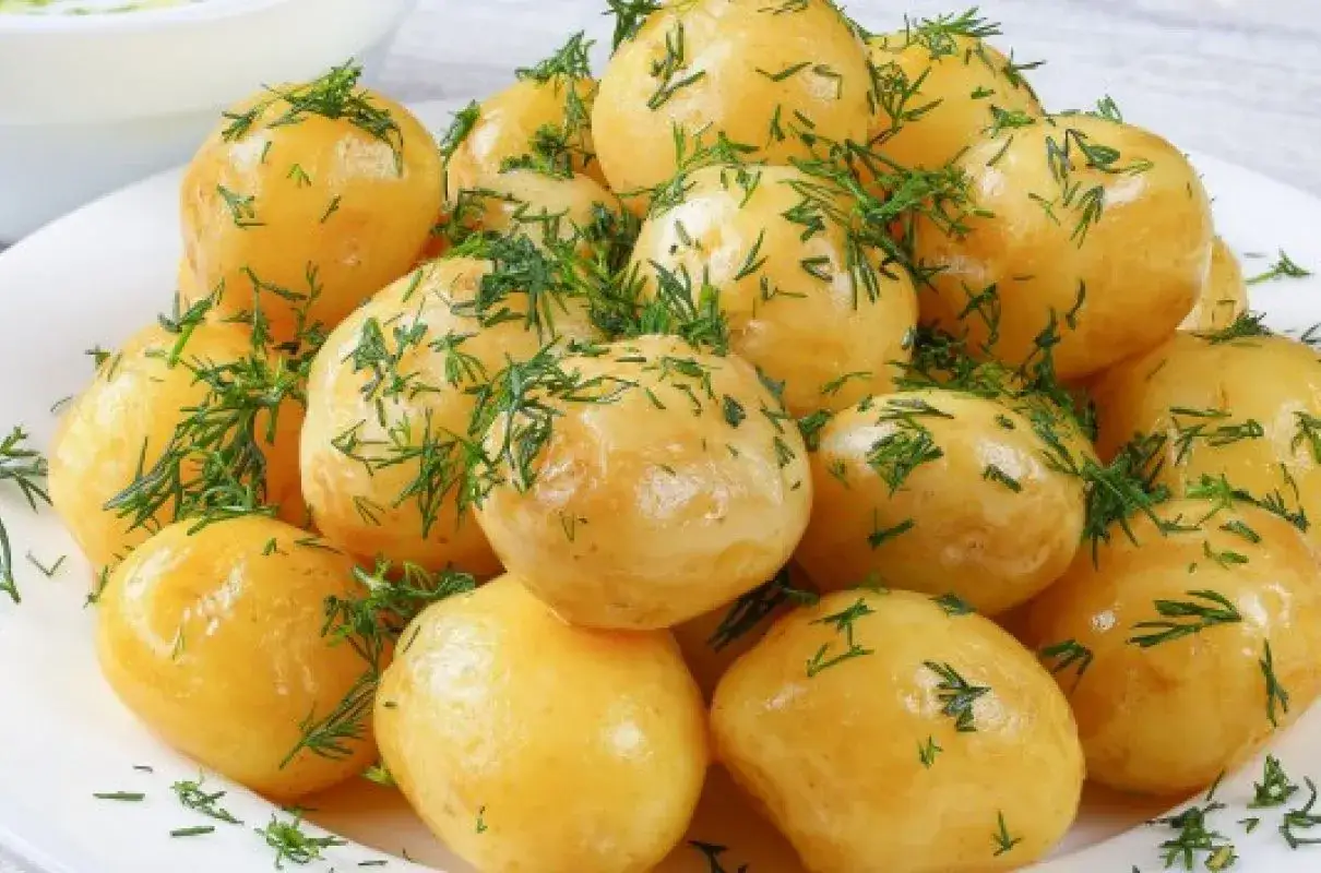 Pyszne, młode ziemniaki posypane świeżym koperkiem. Idealny wiosenny obiad, który smakuje jak u babci.