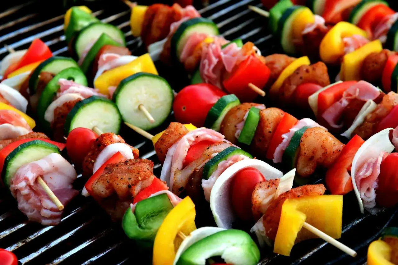 Kolorowe szaszłyki z mięsem, warzywami i boczkiem na grillu. Idealne co na grilla!