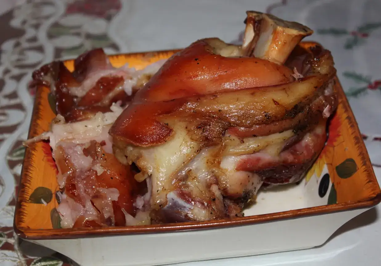 Soczysta golonka w piwie, pieczona do perfekcji, z chrupiącą skórką i miękkim mięsem. Idealna na obiad.