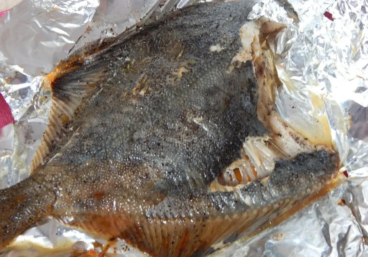 Pyszna flądra z piekarnika, pieczona w folii aluminiowej, z chrupiącą skórką i soczystym mięsem.